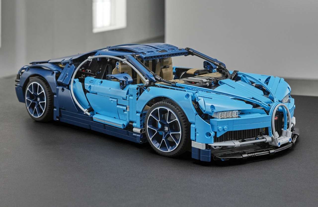 Сборная модель Bugatti Chiron имеет 56 см в длину и 25 см в ширину – освободите место на полке!