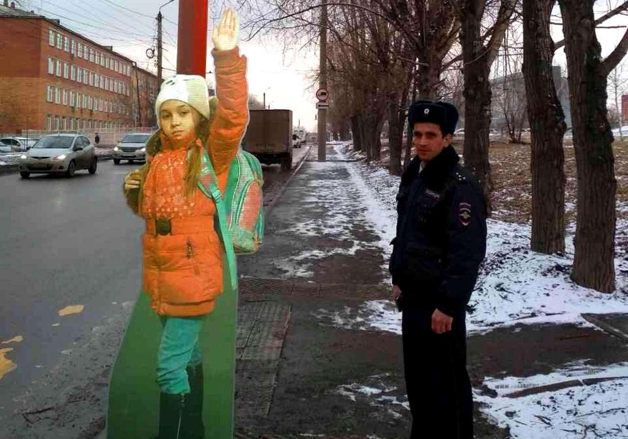 ГИБДД решила притормозить лихачей с помощью муляжа школьницы