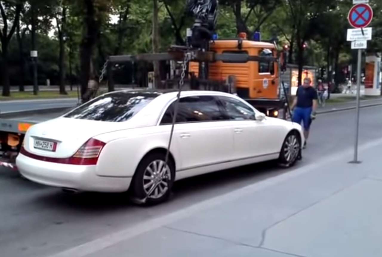 Эвакуатор не смог увезти трехтонный Maybach (ВИДЕО)