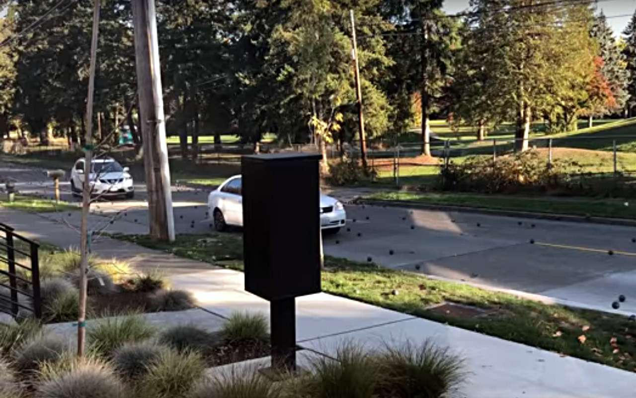 Подскакивая на неровностях дороги, шары помяли несколько автомобилей