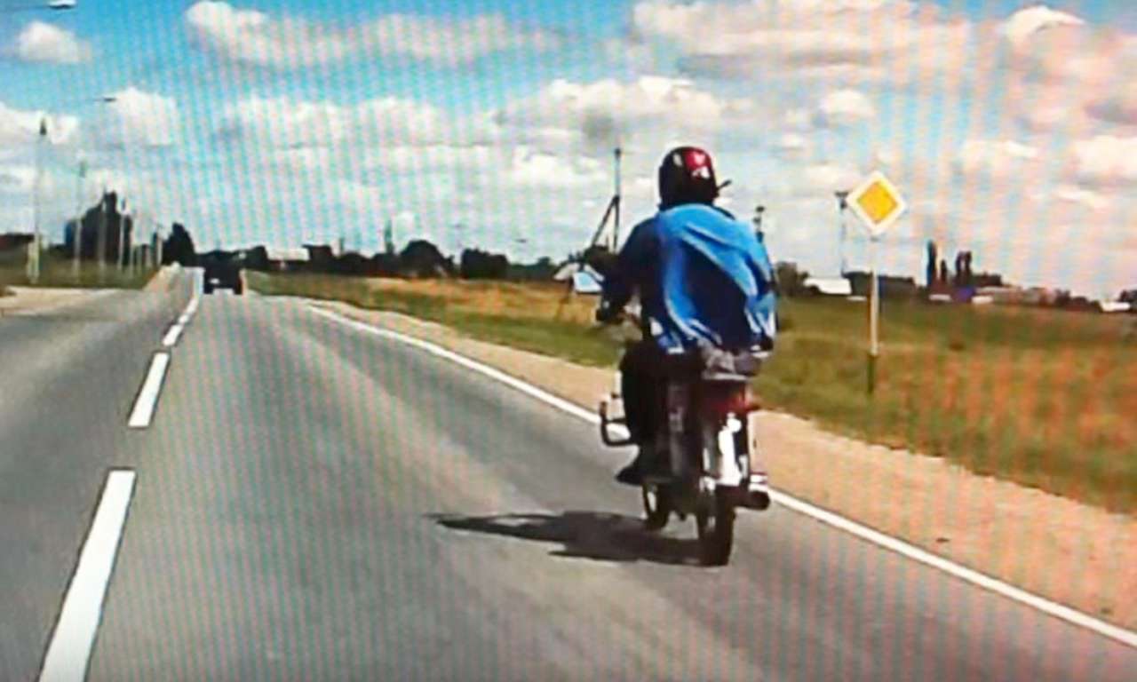 Пьяный депутат удирал на мопеде от полиции и упал лицом в грязь