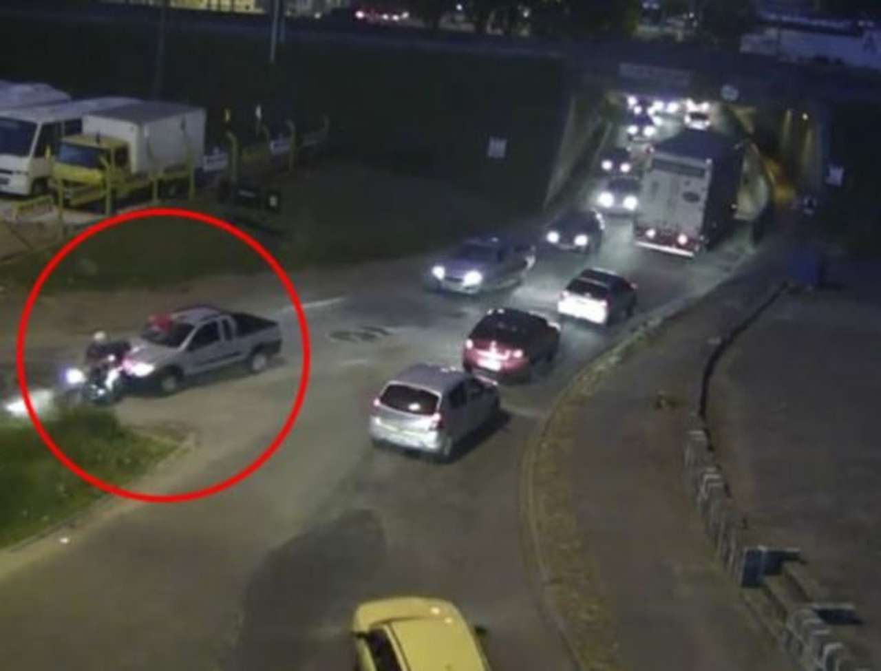 Пьяный водитель ехал с застрявшим в лобовом стекле велосипедистом 7 км