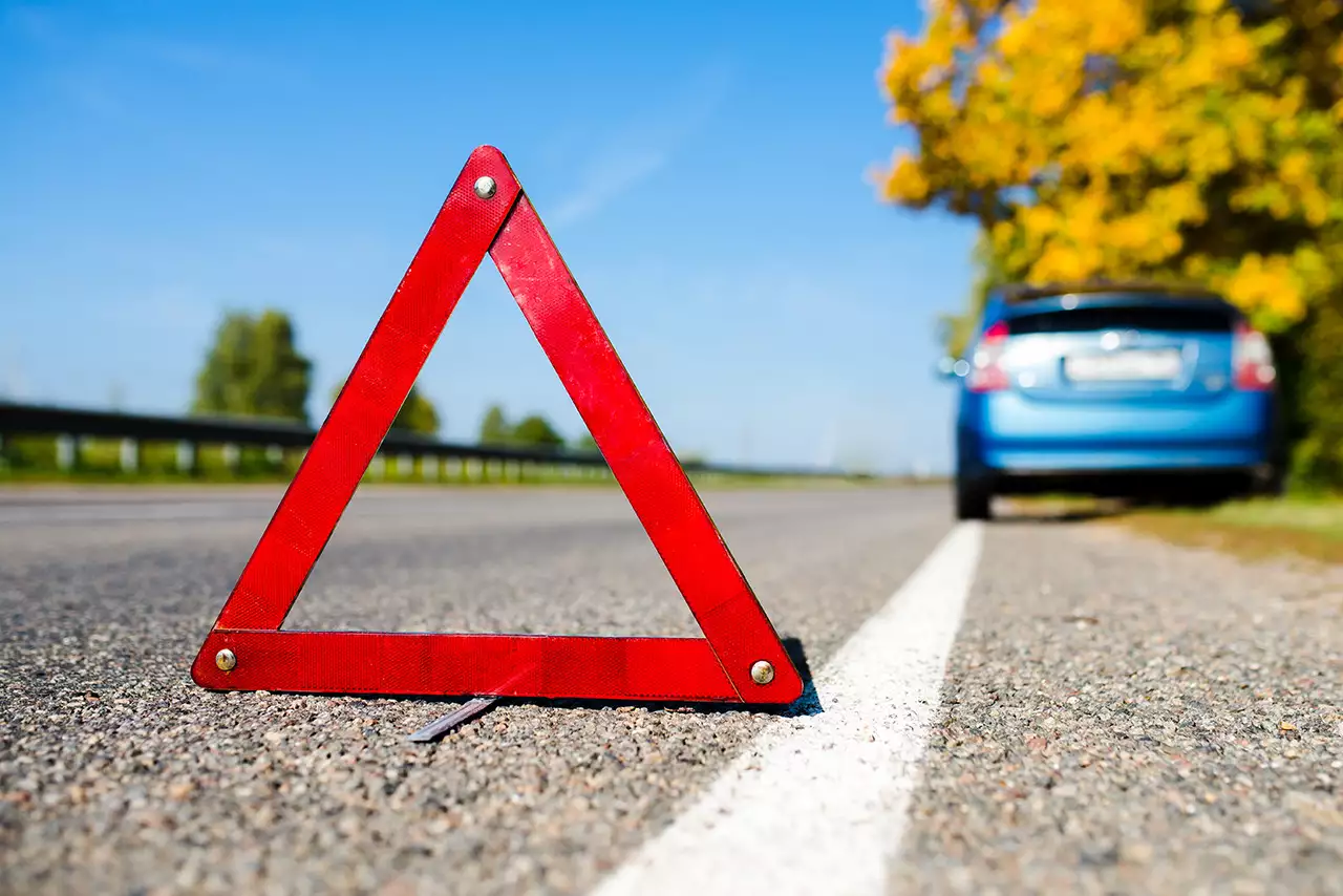 Отлетевший от встречного автомобиля камень оставляет вас наедине с проблемой. Найти виновника случившегося трудно, как и получить компенсацию без полиса каско.