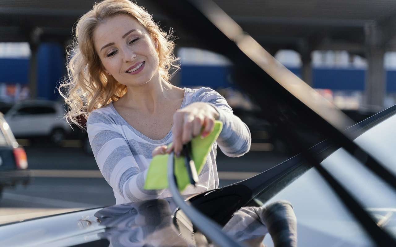 Опытные водители используют этот способ для чистки лобового стекла от мошек