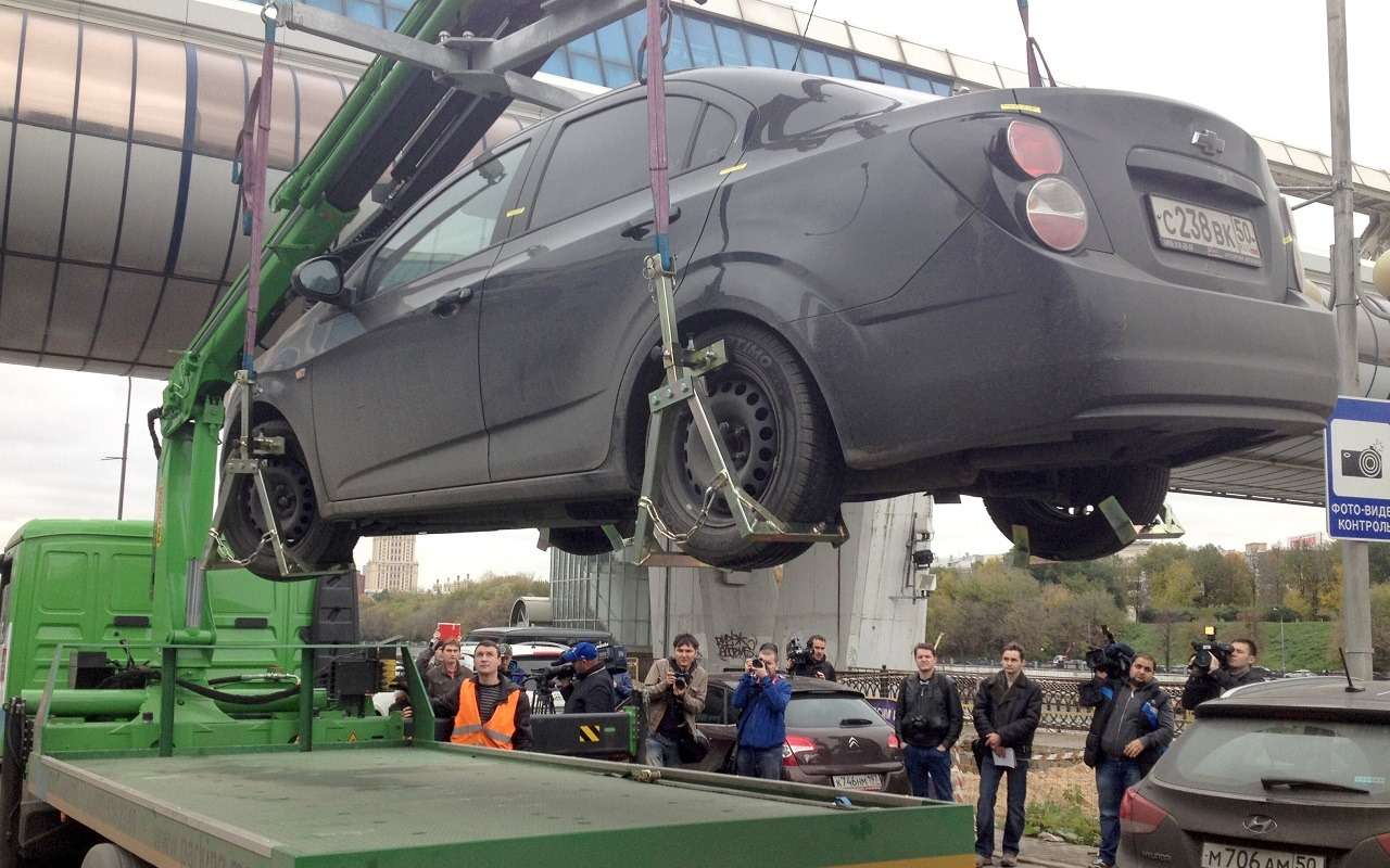 Названа справедливая, а не «паразитическая» цена эвакуации авто на штрафстоянку