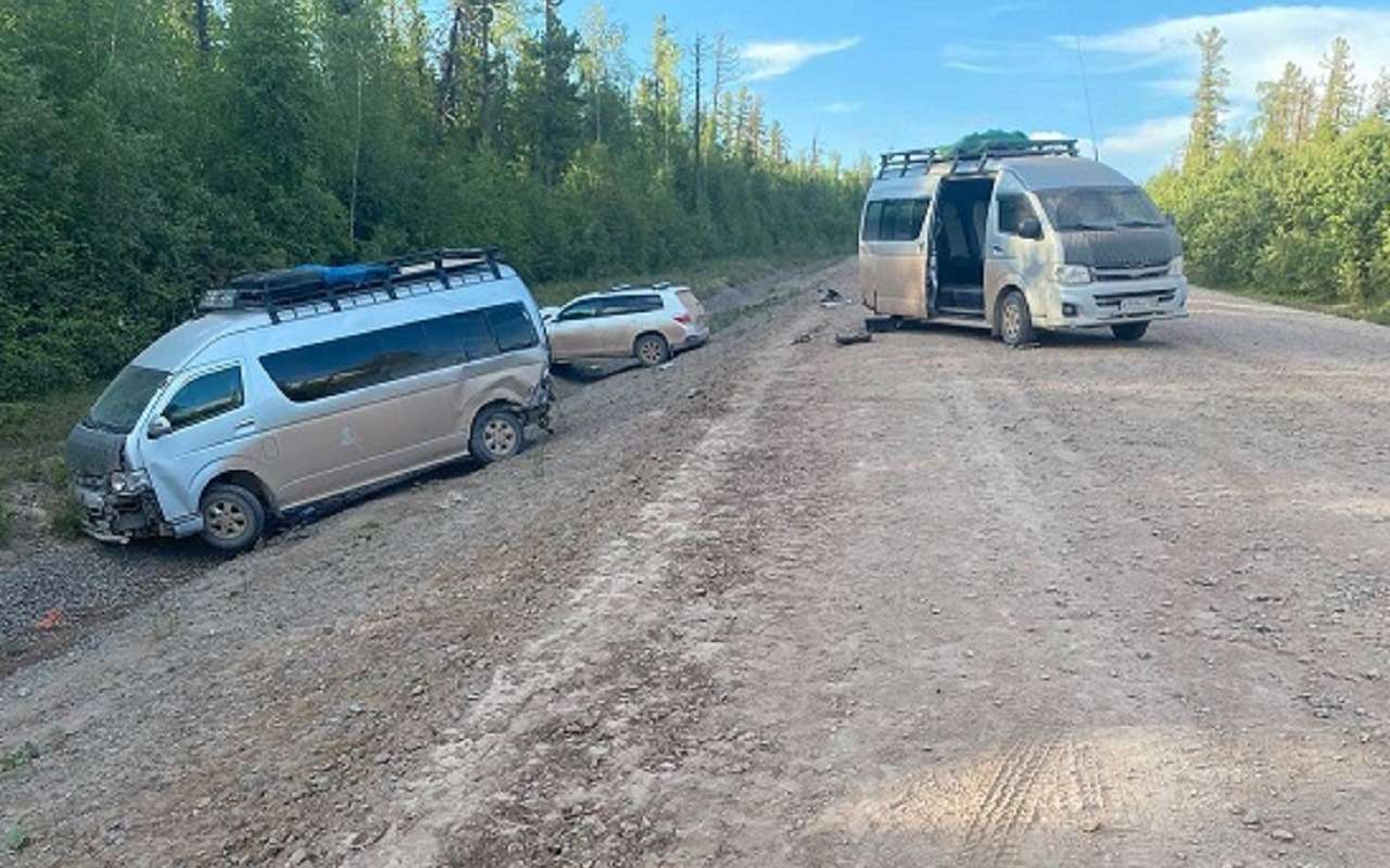 Остановились починить колесо: ДТП с двумя автобусами произошло в Приангарье