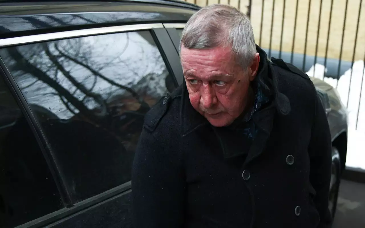 Михаил Ефремов пересел на премиальный минивэн с охраной