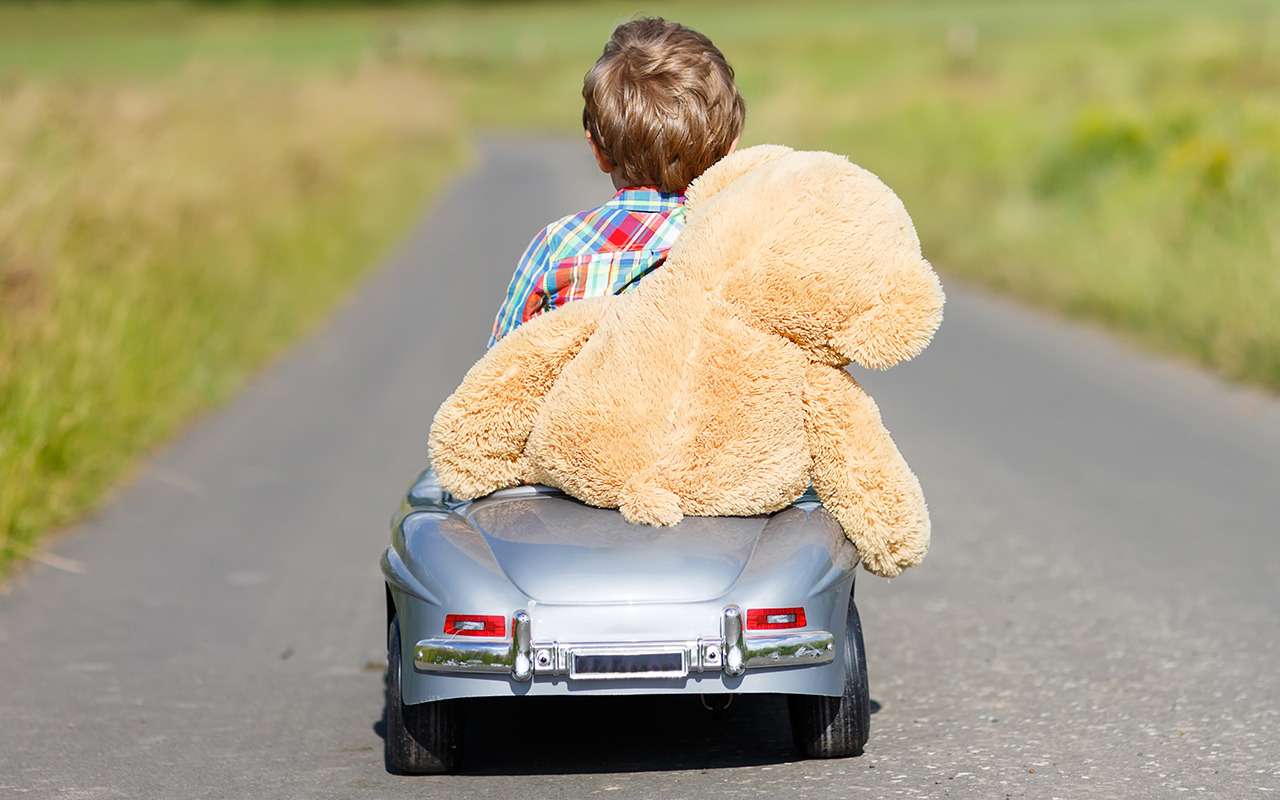 Трехлетний малыш на машинке на шоссе: он спешил спасти отца