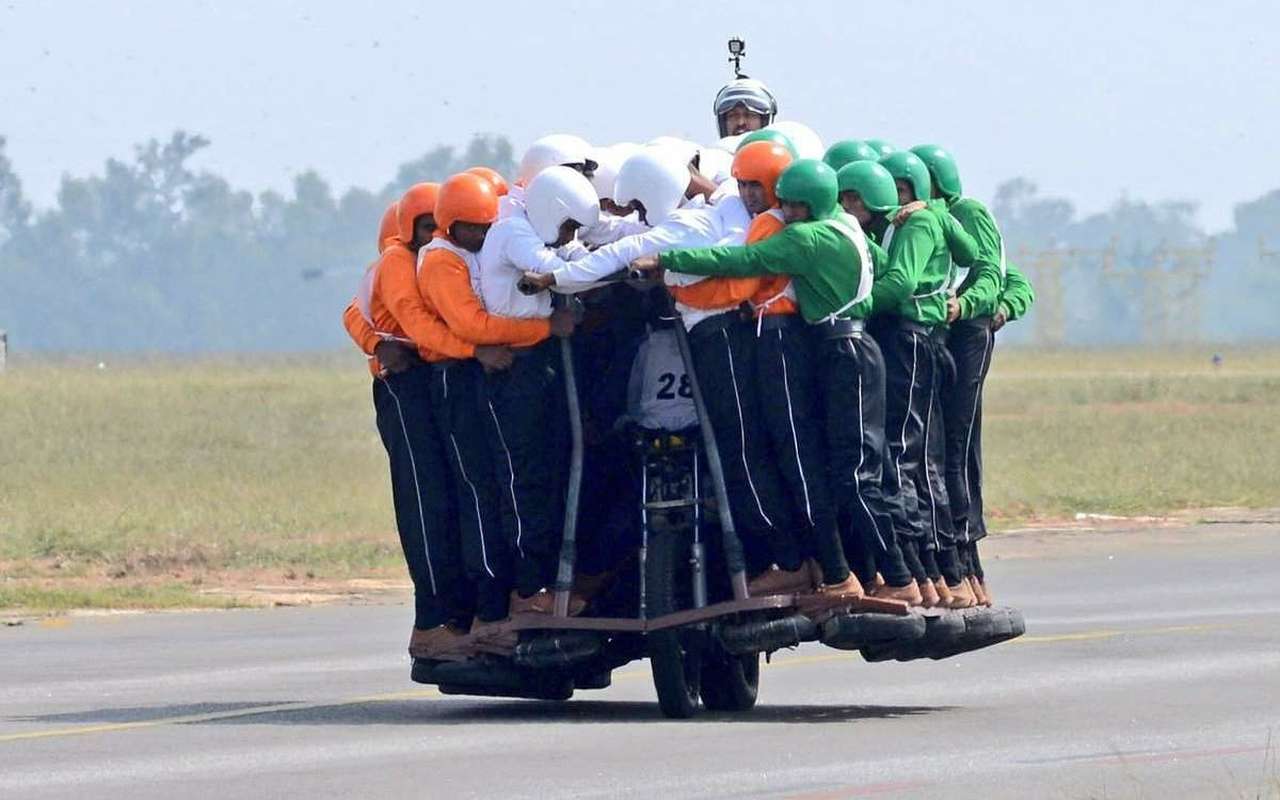 58 бравых солдат на одном мотоцикле – есть мировой рекорд!