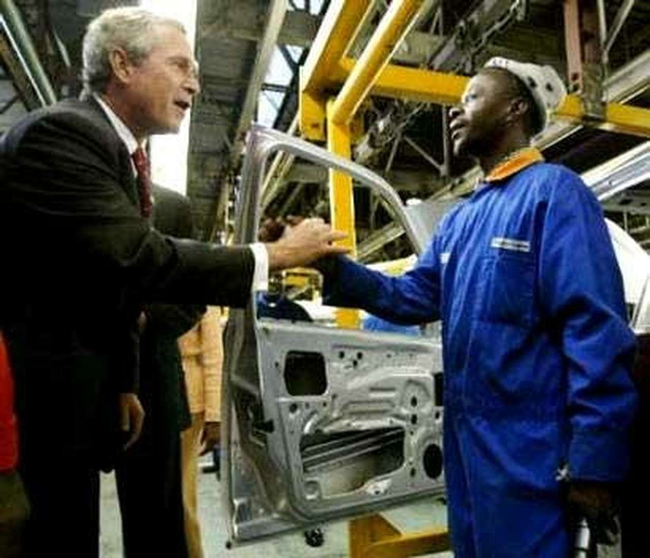 Буш посетил завод Ford в Претории