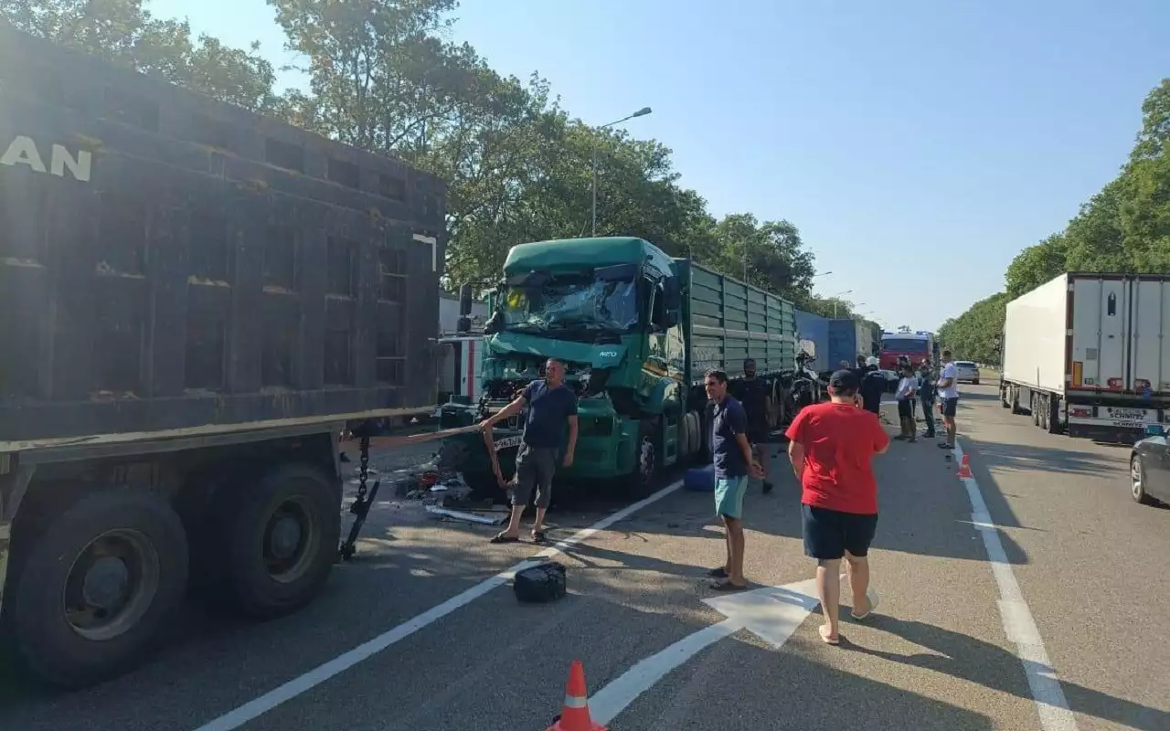 Легковушку зажало между грузовиками: подробности смертельной аварии