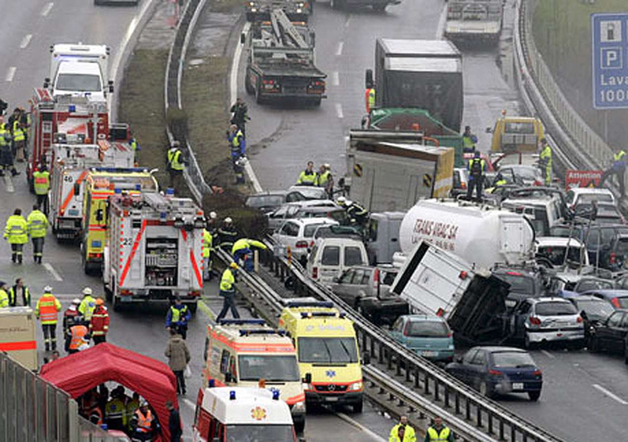 На Живописном мосту в Москве столкнулись 14 машин