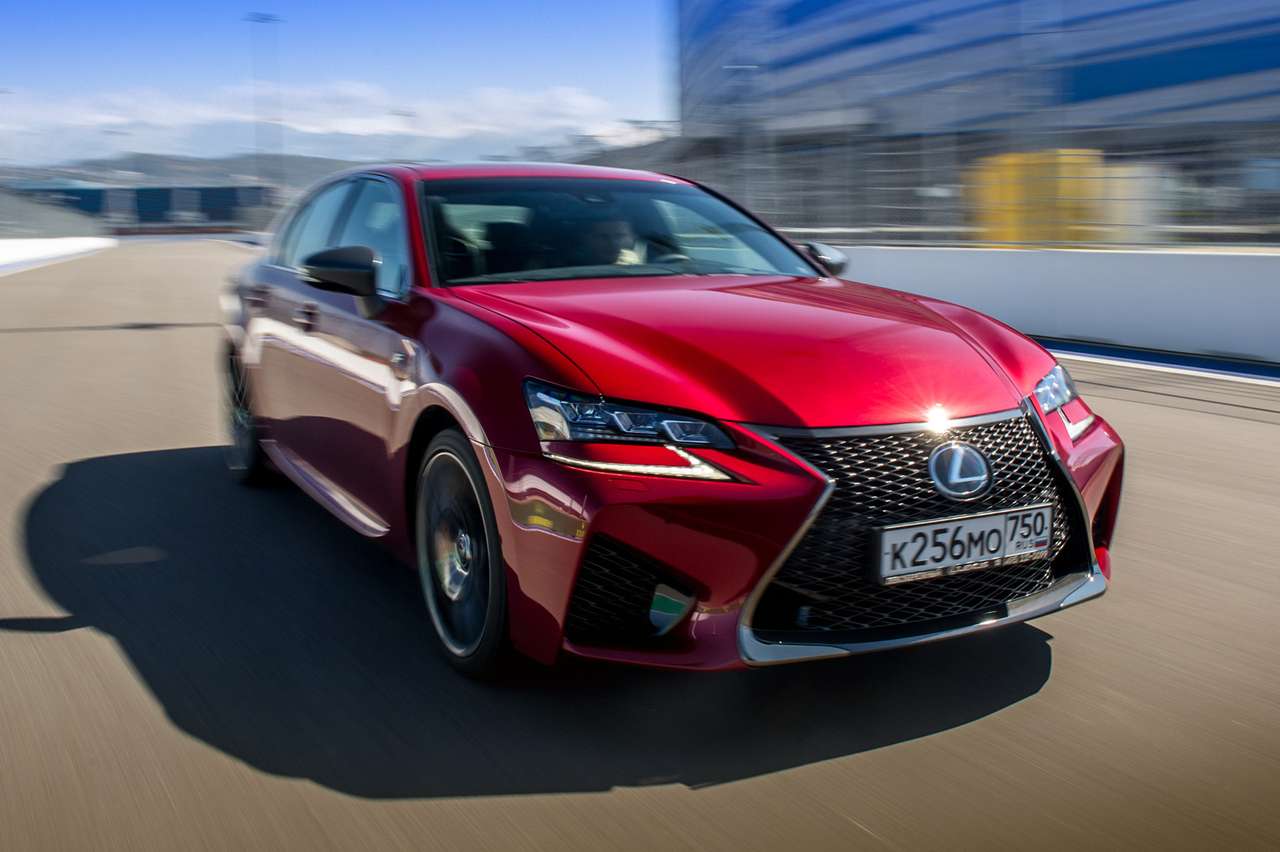 Оператив ЗР: Lexus RC F и GS F жгут на «Сочи Автодроме»