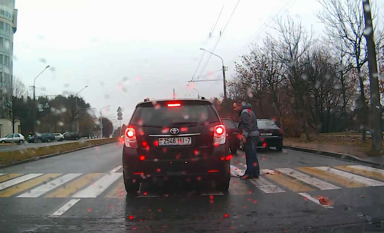 Водитель просит прощения у пешехода (ВИДЕО)