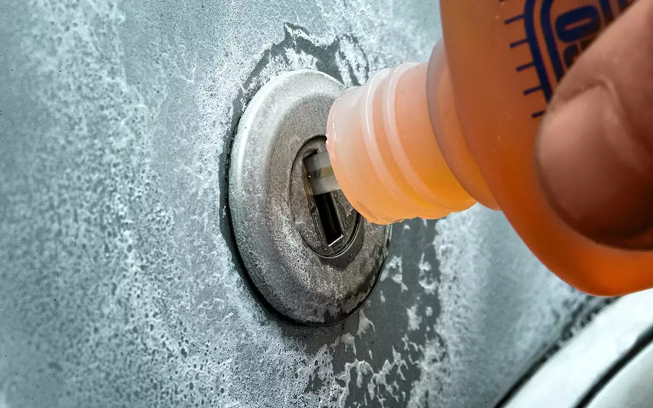 При подвижной шторке личинки и возможности вставить в нее носик флакона с размораживателем успех практически гарантирован.