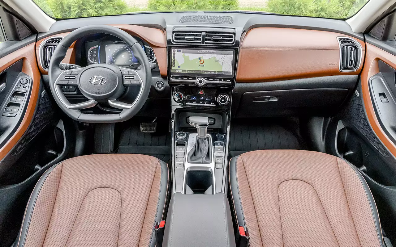 Салон эргономичен и выглядит неплохо, но мягких материалов – кот наплакал.