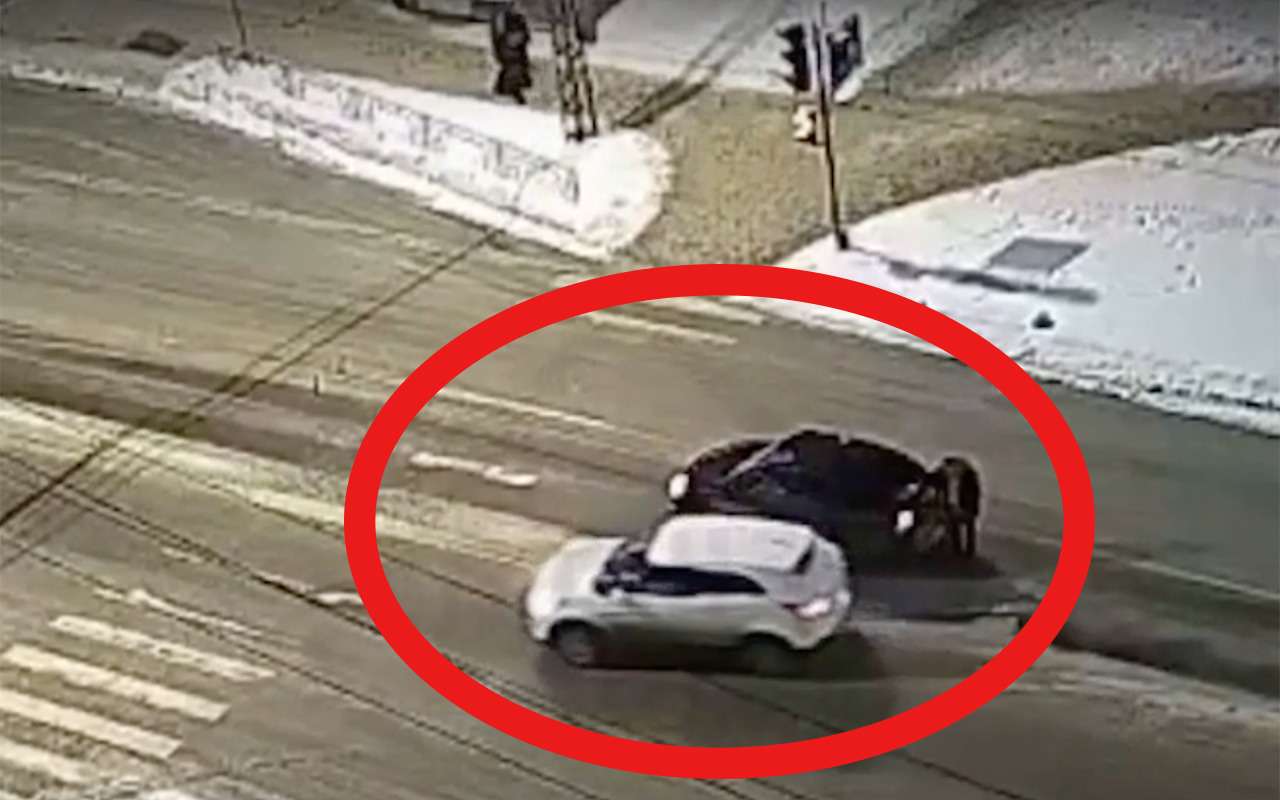 Врубился и уехал по встречной: пьяный автомобилист покинул место ДТП (видео)