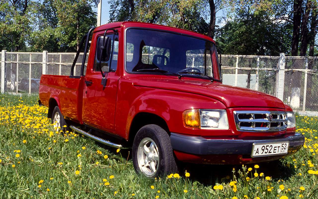 Первый вариант пикапа ГАЗ‑2307 с массивным «телом», нависшим над волговскими колесами, выглядел неуклюже и комично.