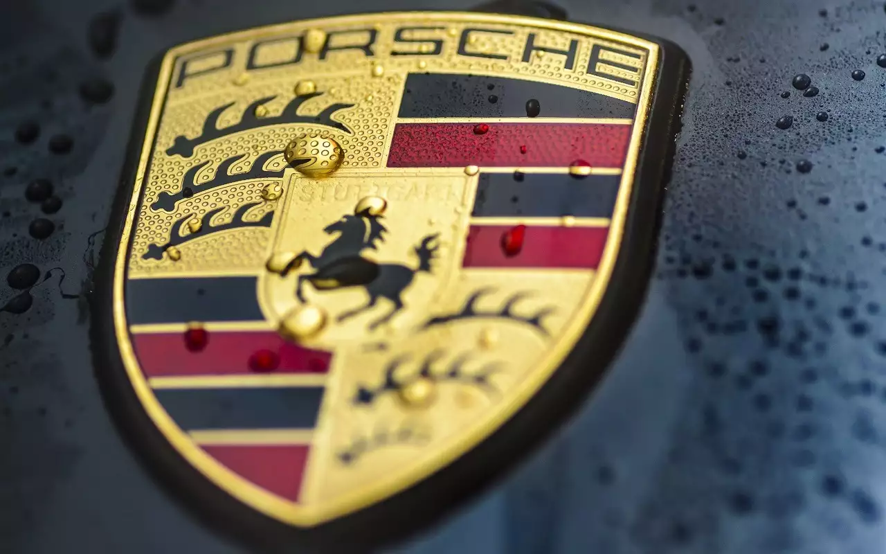 Porsche анонсировал премьеру флагманского суперкара