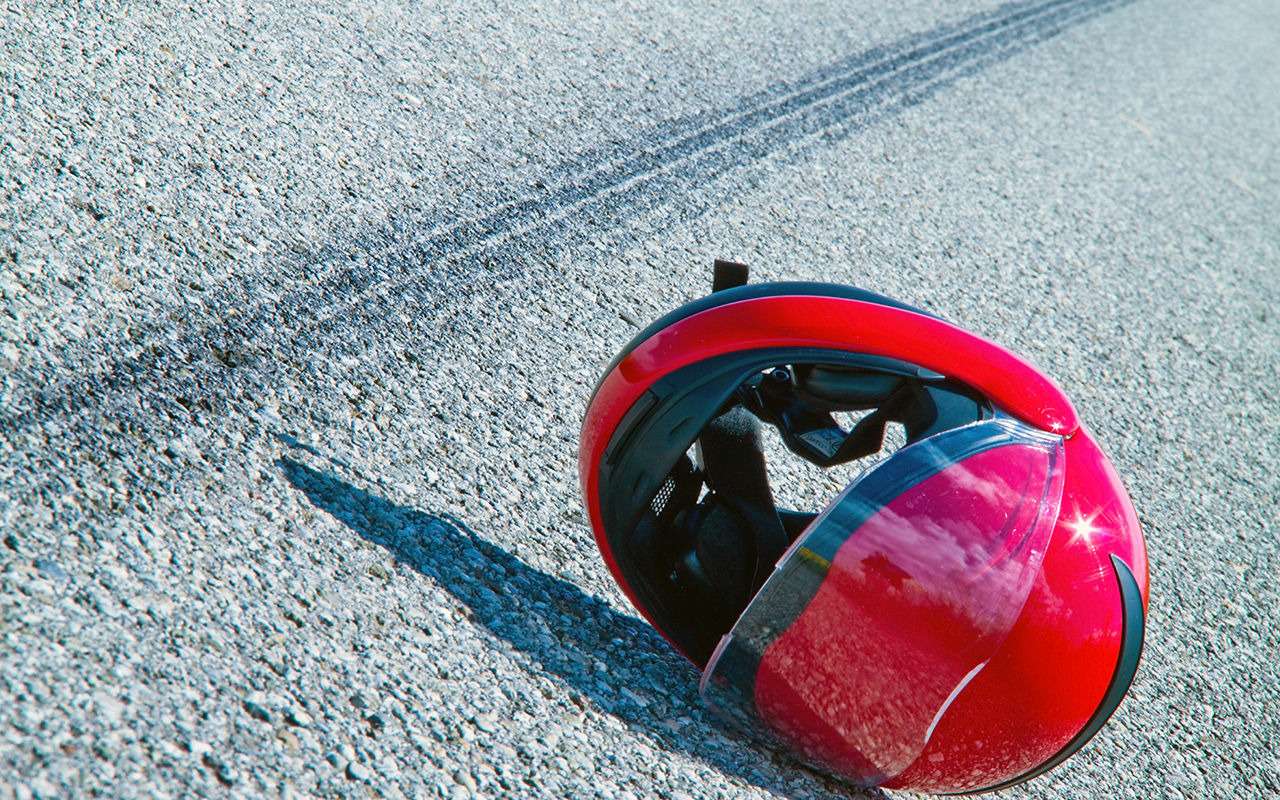 Скутерист улетел головой под колеса грузовика и выжил