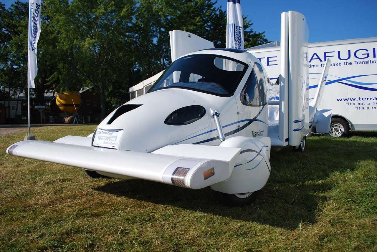 Самолетомобиль встал на крыло (ВИДЕО)