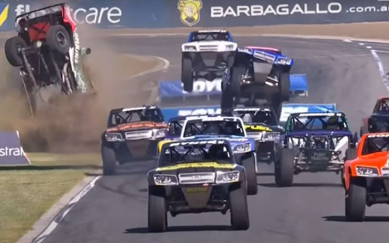 Лучшие моменты безумных гонок Stadium Super Trucks