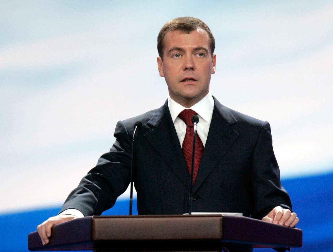 Медведев дал задание ведомствам снизить смертность на дорогах