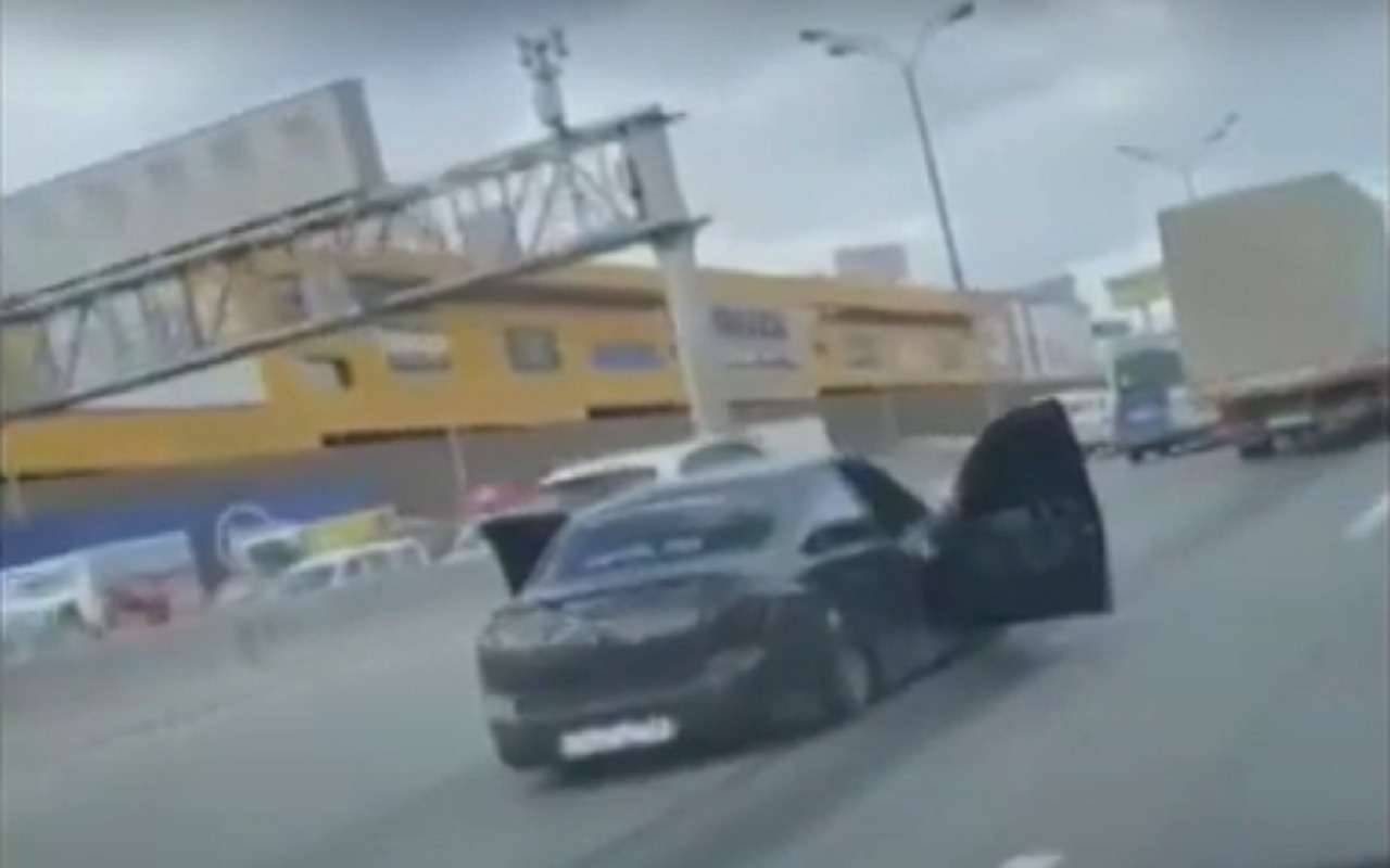 Пойманы лихачи, ехавшие по МКАДу с открытыми дверьми (видео)