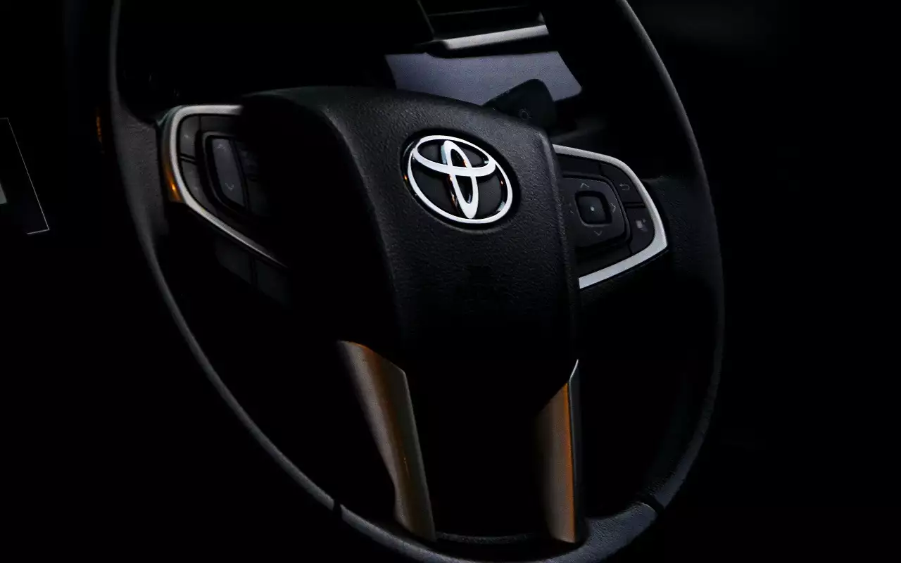 Стало известно, когда Toyota обновит популярные модели Camry и Land Cruiser