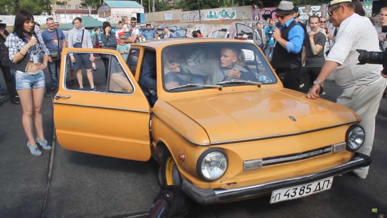 В Запорожец набились 17 человек. Есть рекорд!