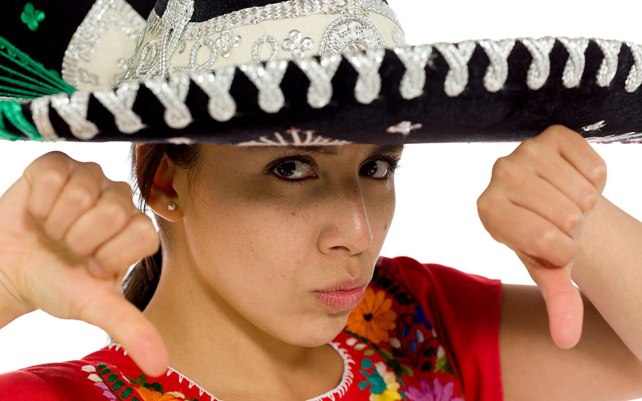 Российский таксист запер в машине и обобрал молодую мексиканку