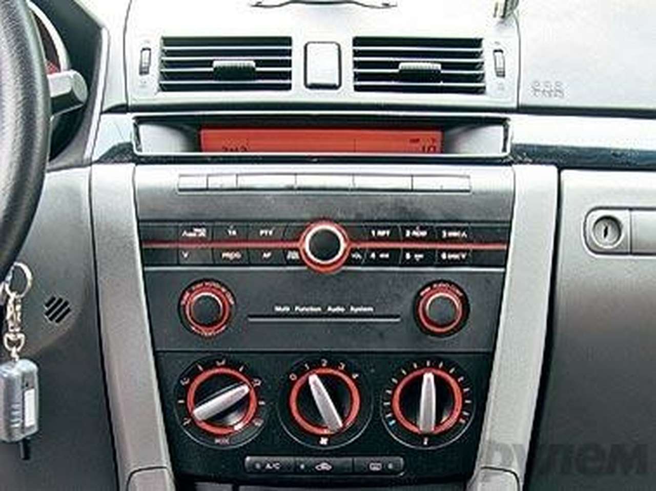 В версии Base нет даже магнитолы, только радио