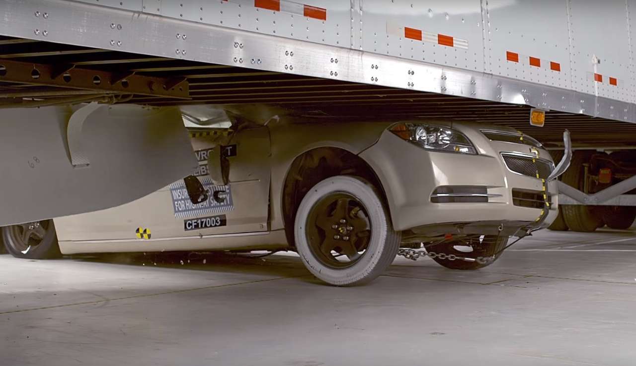 Наглядное обезглавливание: IIHS показал, зачем нужна боковая защита у фур