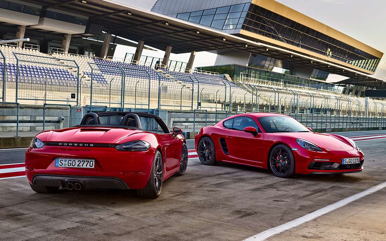 Porsche 718 Boxster GTS оценен в 5 256 000 руб. Аналогичный Cayman чуть дешевле – от 5 188 000 руб. От обычных 718‑х версию GTS отличают чуть измененные бамперы, затемненная оптика и черные колёса. За керамические композитные тормоза нужно доплатить 463 000 рублей.