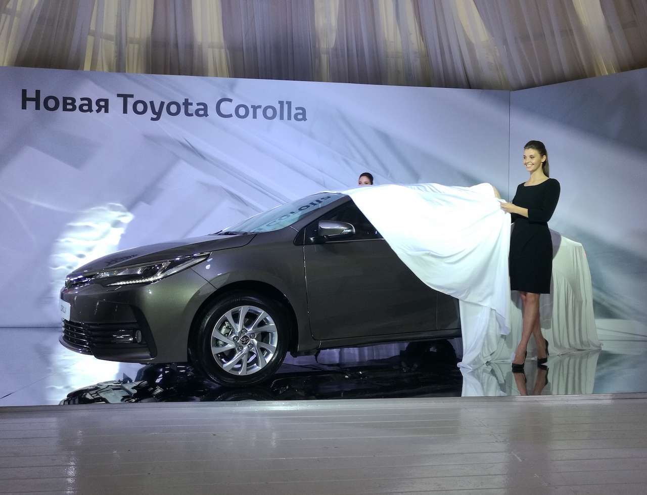 Toyota представила обновленный седан Corolla