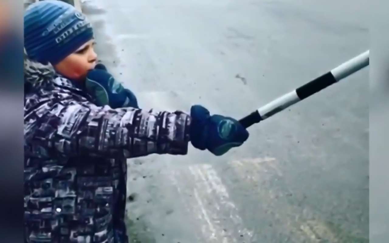 Настоящий гаишник: 8-летний школьник регулирует переход шоссе