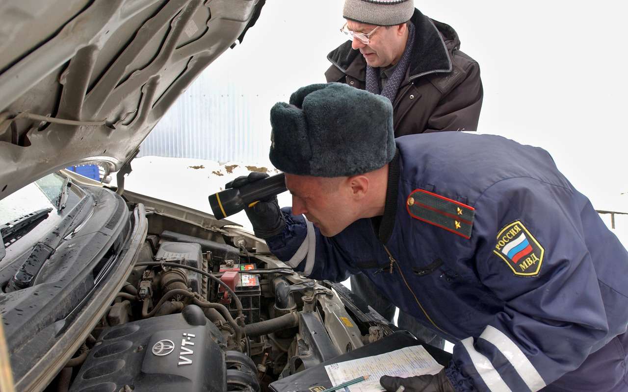 Регистрация автомобиля на учет в гибдд. Осмотр транспортного средства. Технический осмотр автомобиля. Техосмотр ГАИ. ДПС осматривает автомобиль.