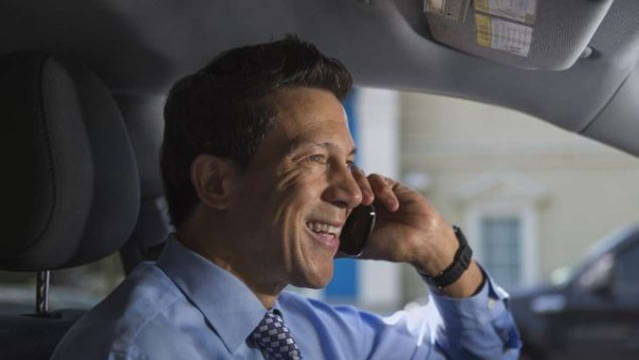 Ученые: прямой связи между ДТП и разговорами по мобильнику за рулем нет