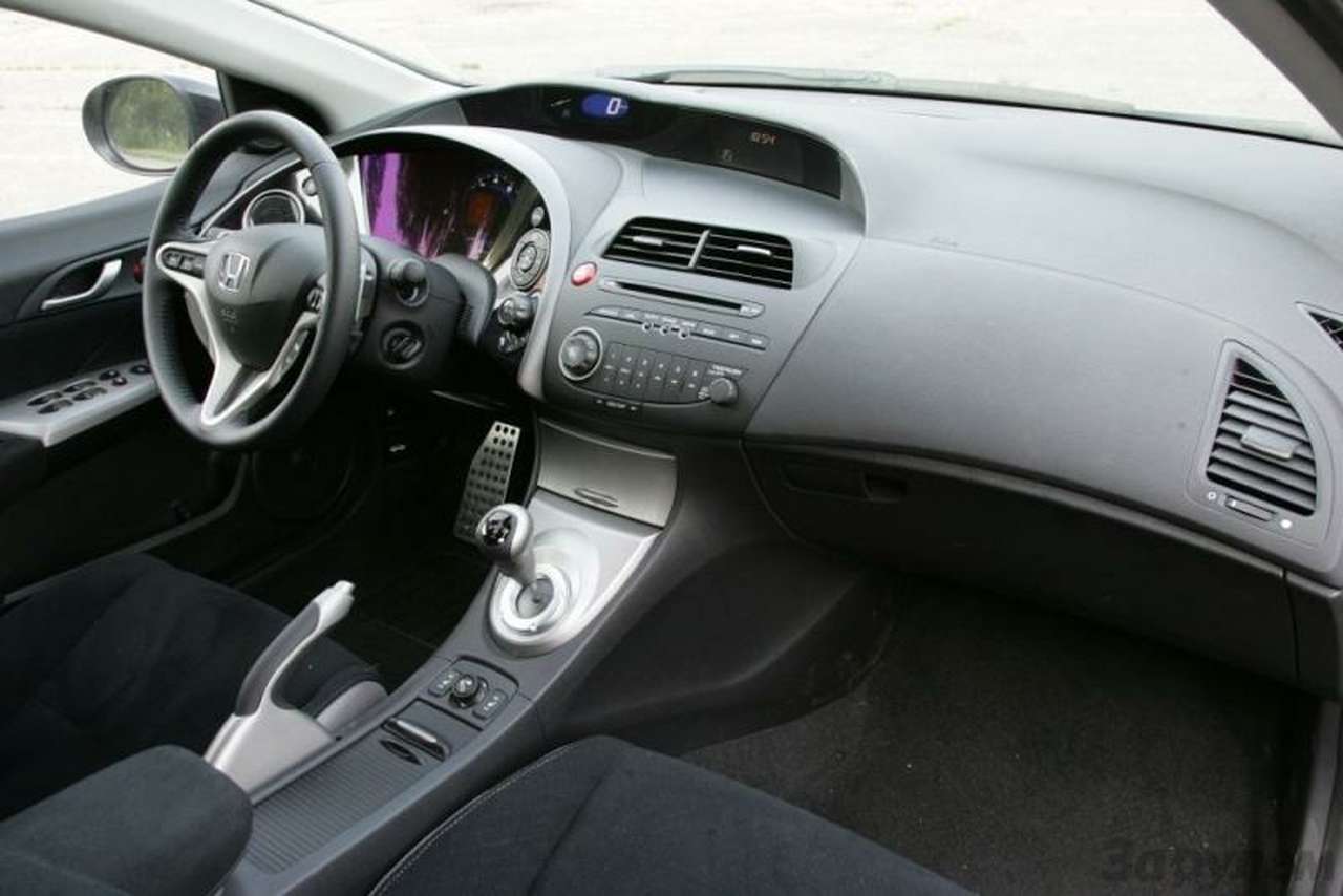 Передняя панель в хэтчбеках выполнена иначе, нежели в седанах, но на функциональности и удобстве пользования это никак не сказалось.