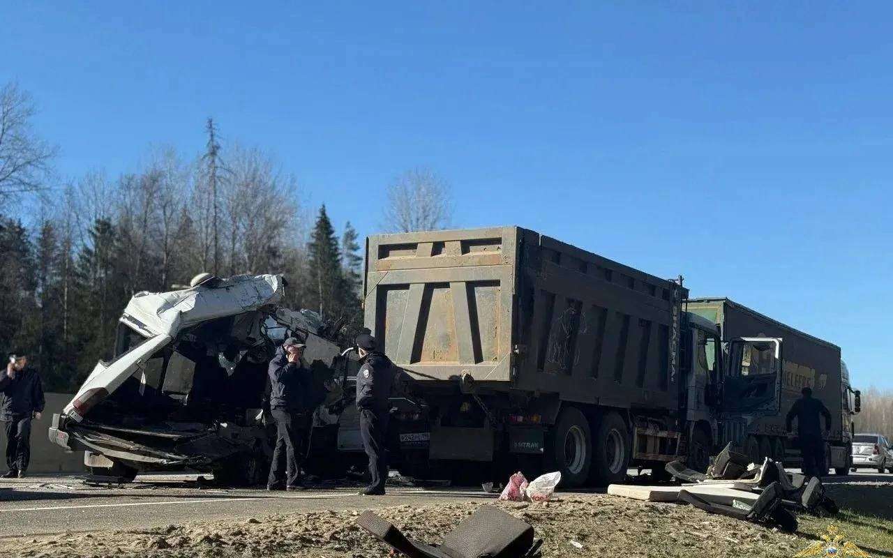 Фура «собрала» четыре машины под Петербургом