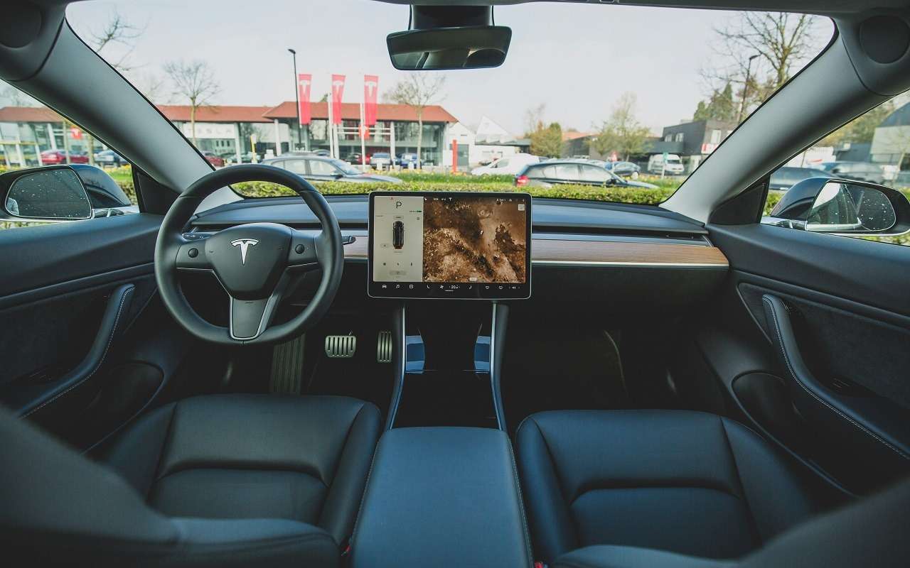 Tesla проведет отзыв авто из-за шрифта на приборной панели