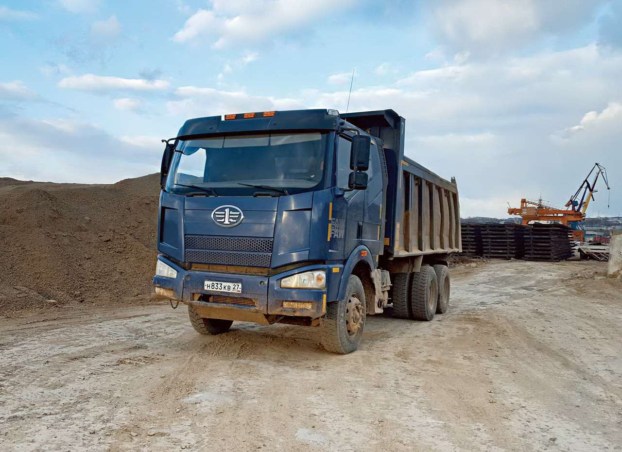 Китайские самосвалы FAW: проверка стройплощадками Дальнего Востока