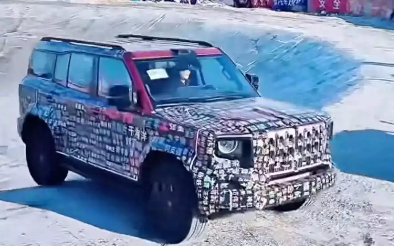 Китайский ответ Гелендвагену:  Hongqi готовит брутальный внедорожник с 4 моторами