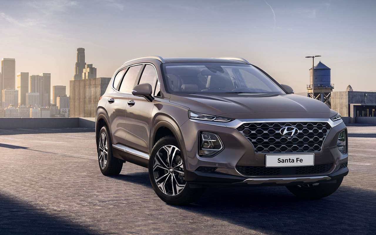 Hyundai Santa Fe. Четвертое поколение Санты удивляет необычным экстерьером с двухэтажными фарами и витиеватой радиаторной решеткой. Колесная база выросла с 2700 до 2765 мм, а длина кузова теперь составляет 4770 мм (было 4700 мм). Неудивительно, что корейцы теперь предлагают за доплату третий ряд сидений. Но появится ли эта опция в России – пока не известно. Как нет данных и о моторной гамме. Скорее всего, Santa Fe получит бензиновые агрегаты 2.4 (188 л.с.) и 3.5 (249 л.с.), а также дизель 2.2 (200 л.с.).