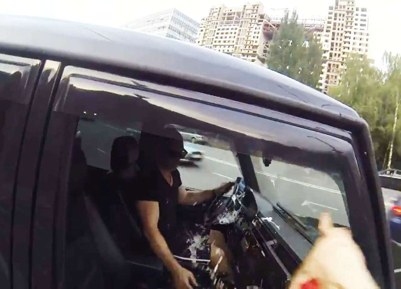 Мотоциклистка решила наказывать мусорящих автомобилистов