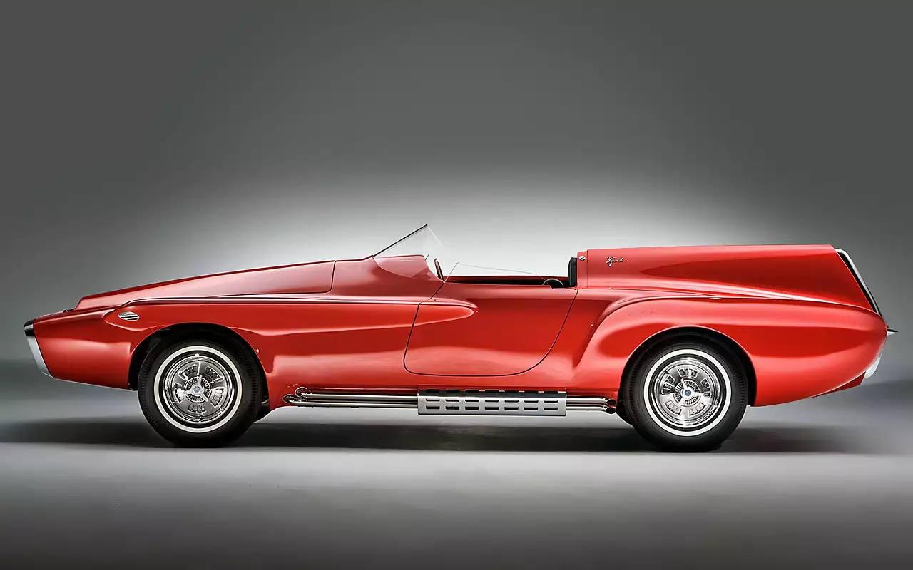 Plymouth XNR (1960) построен с участием Ghia на серийном шасси. Главная особенность – асимметричный кузов. Главная идея – ориентация на пилота, поскольку даже единственный пассажир ощутил бы себя здесь несколько лишним. Ходовой прототип, 250 сил, максималка в 240 км/ч. Чертовски выразителен, но абсолютно непригоден для массовых продаж. Единственный экземпляр долго хранился в плохих условиях, утратил товарный вид, восстановлен в 2011-м.