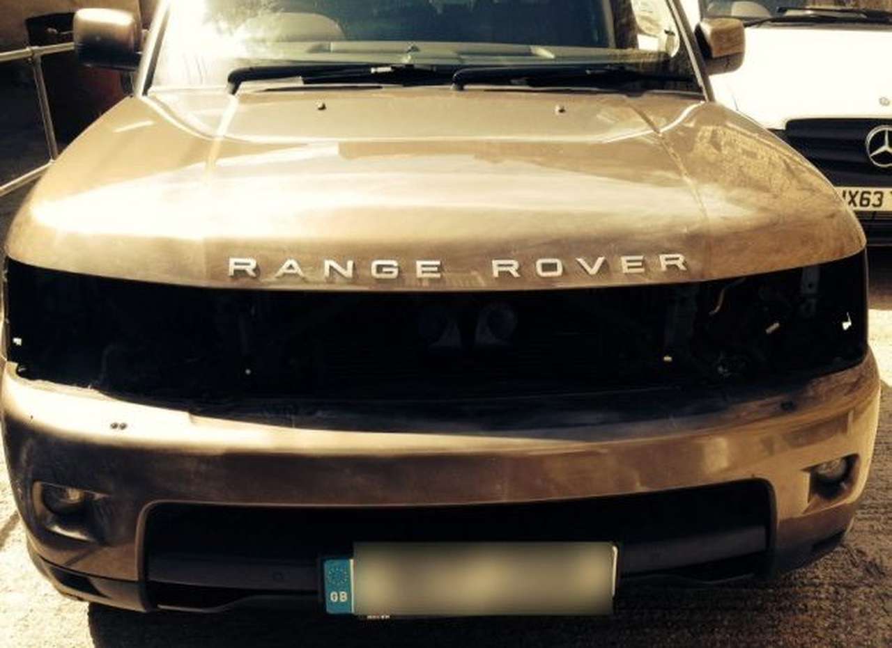 Воры снимают фары Range Rover для выращивания конопли