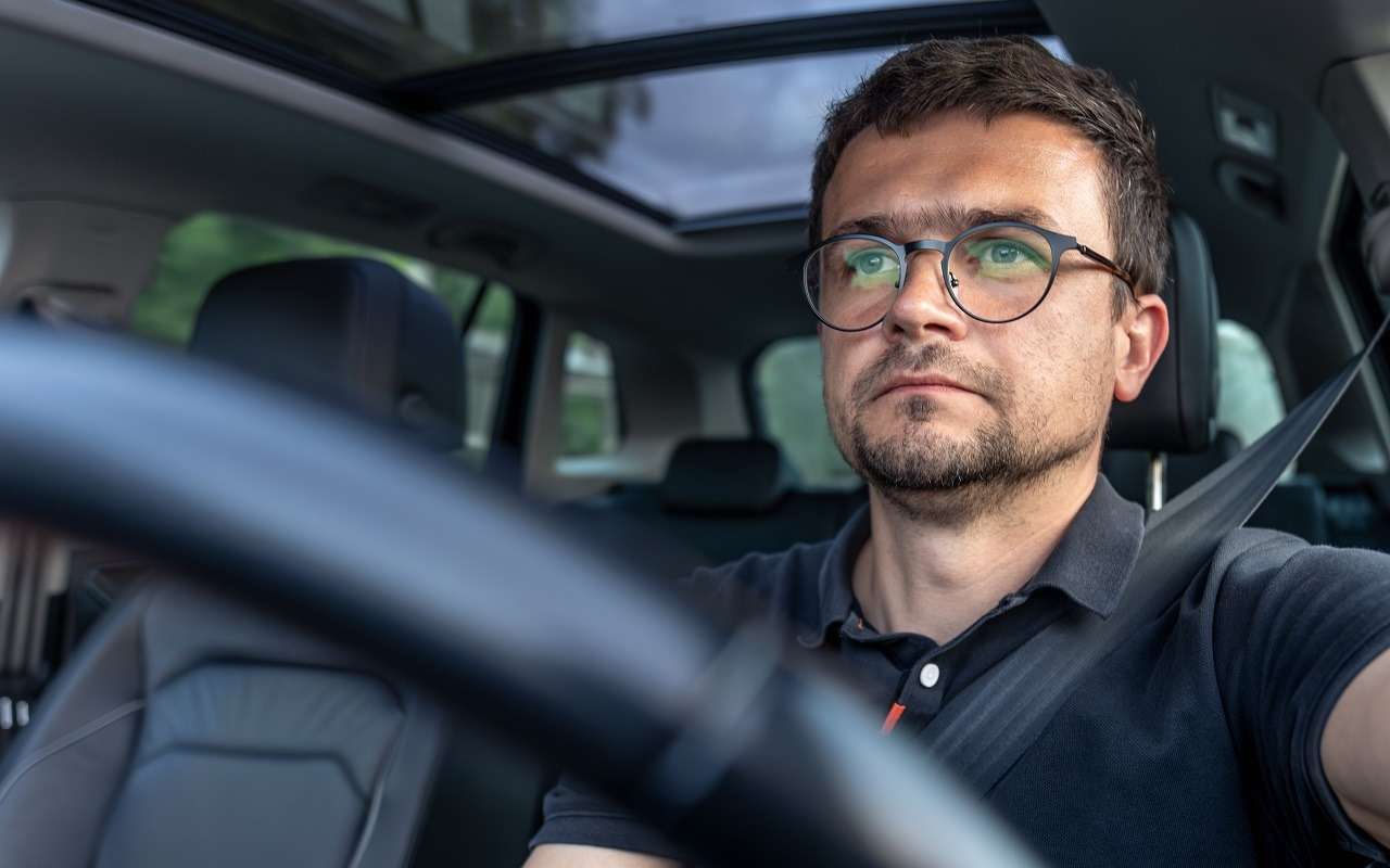 Тем, кто замечает, что со зрением есть проблемы, надо первым делом посетить врача.