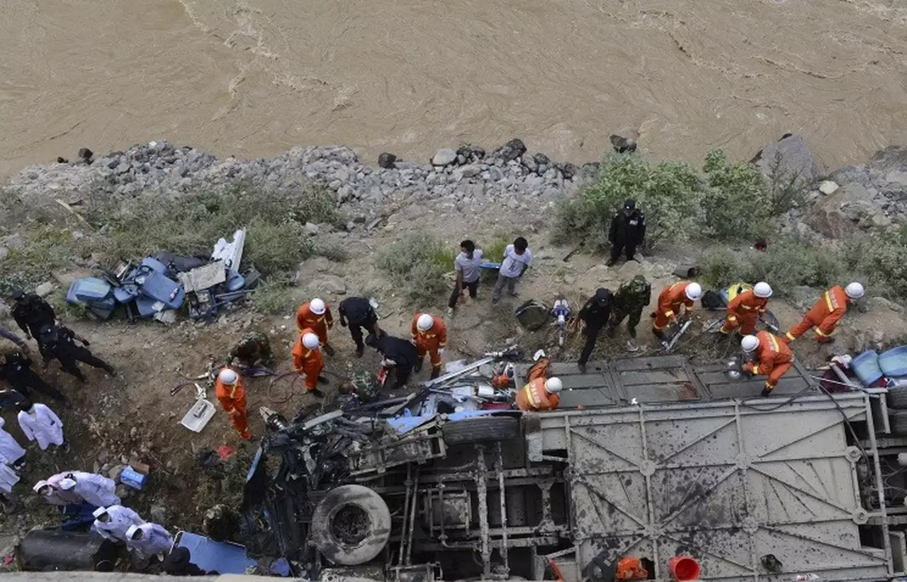 В Тибете автобус с 43 туристами упал в реку