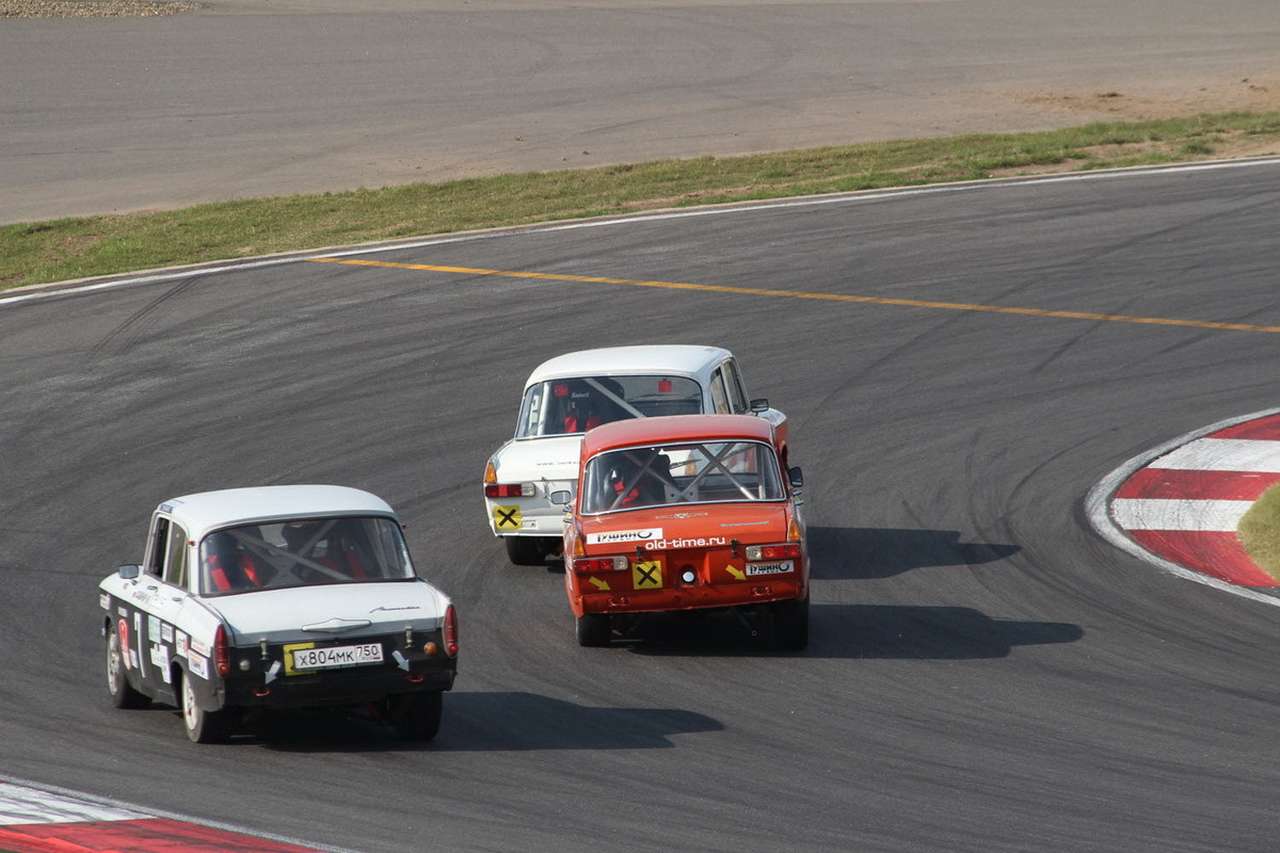 Москвичи едут не особо быстро, но исключительно зрелищно – большие крены, сносы задней оси, скрип покрышек!